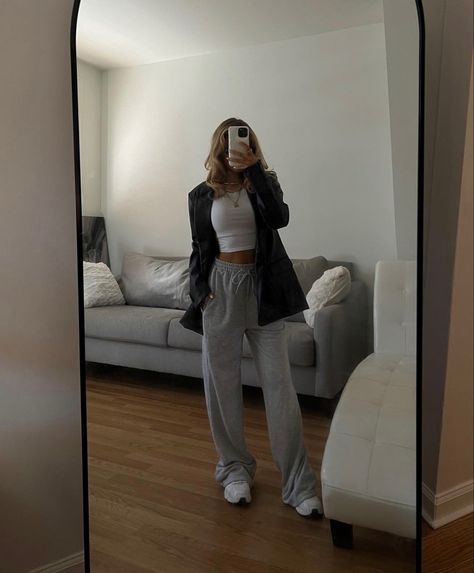 Comfy Minimalist Outfit, White Joggers Outfit, Outfit Ideas Comfy, Comfy Minimalist, Gray Joggers, Winter Outfits Aesthetic, White Joggers, Girls Stuff, Joggers Outfit