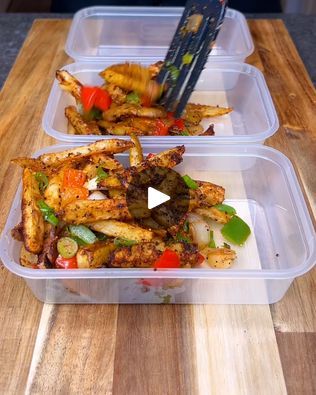 High protein salt 'n' pepper chicken & chips meal prep | This high protein meal preps looks too naughty to be good for you! 😋 | By LADbible AustraliaFacebook Chicken Chips, Chicken And Chips, High Protein Meal, Salt And Pepper Chicken, High Protein Meal Prep, Protein Meal, Pepper Chicken, Chicken Stuffed Peppers, Healthy Sweets Recipes