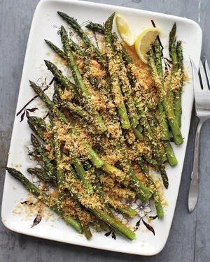 Roasted Asparagus with Lemony Breadcrumbs Recipe Christmas Asparagus, Roasted Asparagus Recipes, Garlic Roasted Asparagus, Breadcrumbs Recipe, Bread Crumbs Recipe, Asparagus Recipes Baked, Asparagus Recipes Roasted, Asparagus Fries, Asparagus Recipes