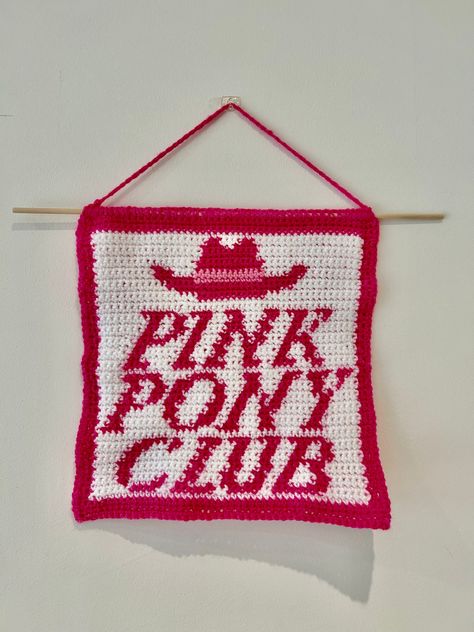 👠Make your own Pink Pony Club crochet tapestry!👠 📏 This tapestry is approximately 26cm x 27cm in size, measured from the bottom of the dowel rod 📏 ✍🏼This pattern includes instructions that have been written out in 3 different ways 1. Stitch Fiddle Graph  2. Colour Block Instructions  3. Written Instructions  🧶Materials needed:🧶 - 4mm crochet hook (can use other sizes at your own discretion) - Pink DK wool  - Light pink DK wool  - White DK wool - Dowel rod - Scissors - Darning needle  🌱St Pink And White Crochet Ideas, Tapestry Crochet Patterns Cute, Crochet Birthday Presents, Fine Crochet Patterns, Crochet Pink Ideas, Simple Crochet Tapestry Pattern, Love On Tour Crochet Tapestry, Free Crochet Tapestry Patterns, Crochet Pennant