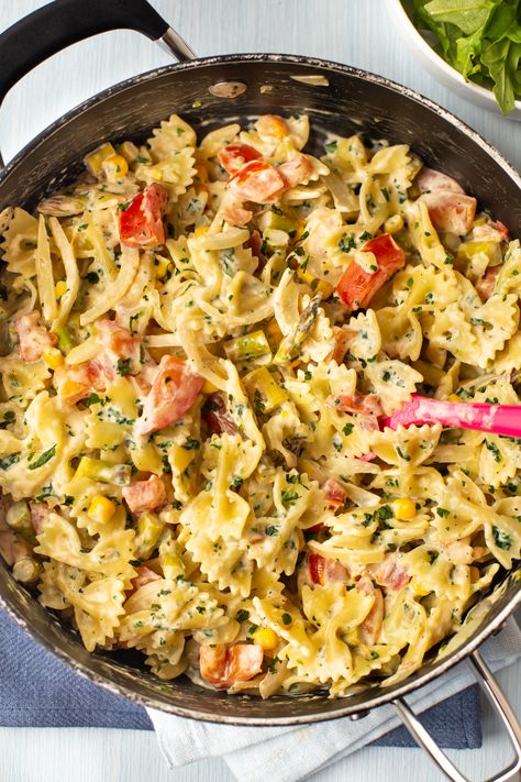 Creamy pasta primavera - a quick and easy 15 minute dinner that's packed with fresh veggies, with a creamy, cheesy sauce. #pastaprimavera #vegetablepasta #vegetarian Creamy Pasta Primavera Recipes, Best Pasta Primavera, Pasta Primavera Recipes, Creamy Pasta Primavera, Easy Pasta Primavera, Primavera Recipe, Veggie Dinners, Family Dinner Recipe, Pasta Primavera Recipe