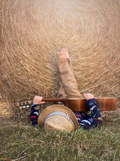 Hay Photoshoot, Haybale Photoshoot, Hay Bale Pictures, Violin Photoshoot, Hay Bale Photoshoot, Farm Photoshoot Ideas, Farm Photoshoot, Kids Cast, Son Photo Ideas