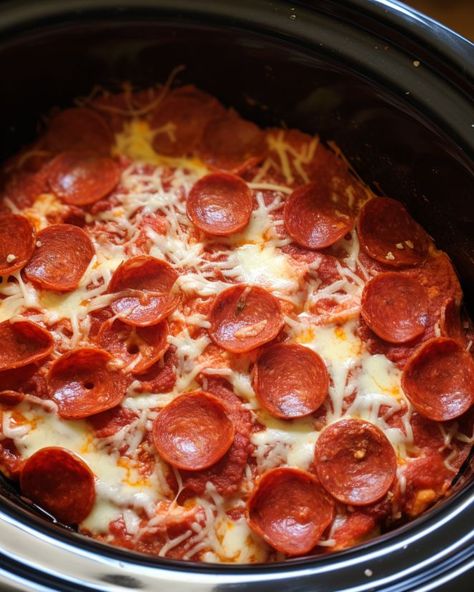 Pizza In The Crockpot, Crock Pot Deep Dish Pizza, Pizza Casserole Recipe Crockpot, Pizza Crockpot Recipes, Slow Cooker Pizza Pasta, Crock Pot Pizza Casserole, Crockpot Pizza Casserole, Crockpot Pizza, Slow Cooker Hacks