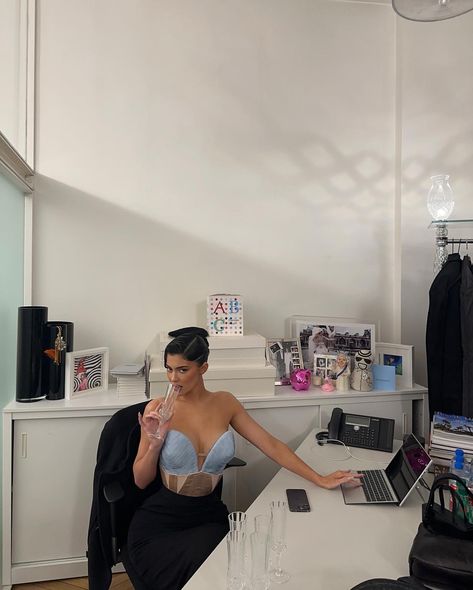 Kylie | paris, je t’aime | Instagram Kylie Jenner Lifestyle, Kylie Jenner In Paris, Kylie Jenner Fashion Week, Kristen Jenner, Stile Kylie Jenner, Kylie Jenner Hair, Looks Kylie Jenner, Jenner Photos, Kylie Baby