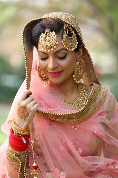 Unique Ways to Wear A Jhoomar At Your Wedding, Mehendi & Sangeet! Bollywood Brides, Dupatta Styling, Punjabi Weddings, Girly Pics, Modern Indian Wedding, Suit Styles, Punjabi Bride, Bridal Jewellery Design, Suit Collection