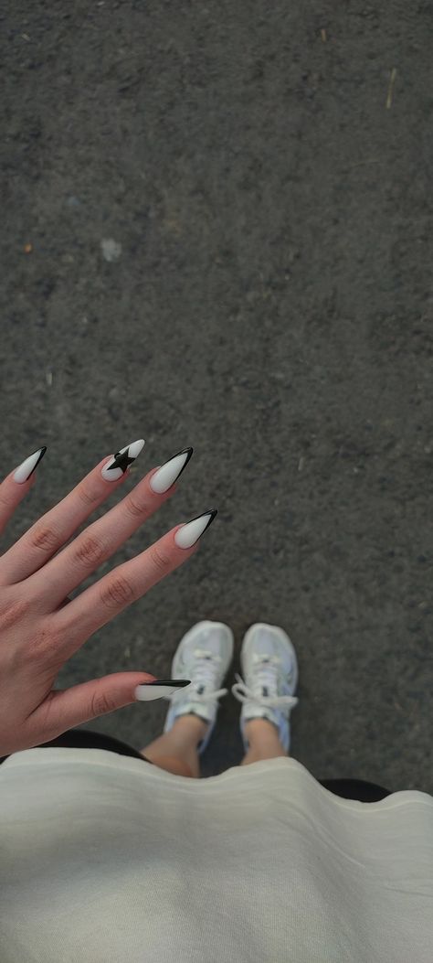 White Emo Nails, White Nails Black Stars, White Nails With Black Stars, Star Girl Nails, Stargirl Nails, Spider Nails, Nails Star, Black And White Nail Designs, Pale Pink Nails