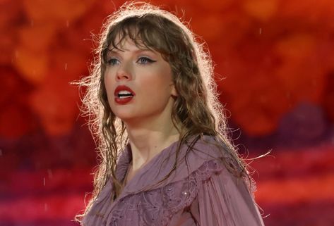 Meet the makeup that got Taylor Swift through a 3-hour rain show Taylor Swift Eye Makeup, Taylor Swift Eyes, Taylor Swift Makeup, Hooded Eyelids, Concert Makeup, Eyeshadow For Blue Eyes, Goth Glam, Latest Music Videos, Makeup Tutorial For Beginners