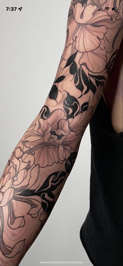 Tattoo Sleeve Women Floral, Linework Half Sleeve Tattoo, Negative Space Tattoo Leg Sleeve, Full Tattooed Women, Thick Floral Tattoo, Filling Tattoo Sleeve, Female Tattoo Sleeve Aesthetic, Black Ink Sleeve Tattoo Women, Unique Flower Tattoos Shoulder