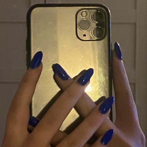 French Girl Aesthetic Winter, Blue Nail Polish Aesthetic, Nails Blue Electric, Scandinavian Nails, Stockholm Style Nails, Winter Nails Aesthetic, Aesthetic Winter Nails, Electric Blue Nails, Messy French Girl Aesthetic