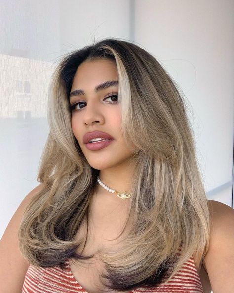 Latina Balayage Hair Short, Short Blonde Hair On Latina, Blonde On Indian Skin, Blonde On Latinas, Blonde Hair On Latinas, Hair Color Ideas For Latinas, Latina Blonde Hair Olive Skin, Beauty Lips, Dyed Blonde Hair