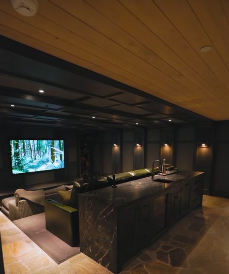 Luxury Movie Theater Home, In House Movie Theater, Cinema Room Aesthetic, Home Theater Design Luxury, Movie Room Ideas, Dreamy Architecture, Luxury Movie Theater, Media Room Ideas, Movie Theater Rooms