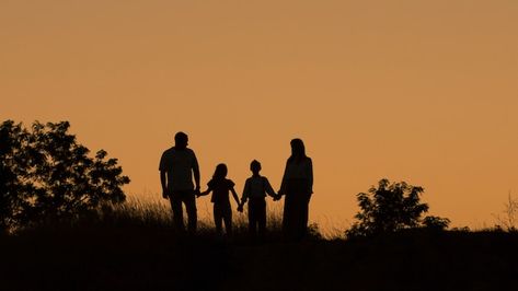 Family Sillouhette, Family Of Four Aesthetic, Happy Family Images, Happy Family Pictures, Happy Family Photos, Lucy Score, Family Silhouette, Silhouette Family, Mind Movie