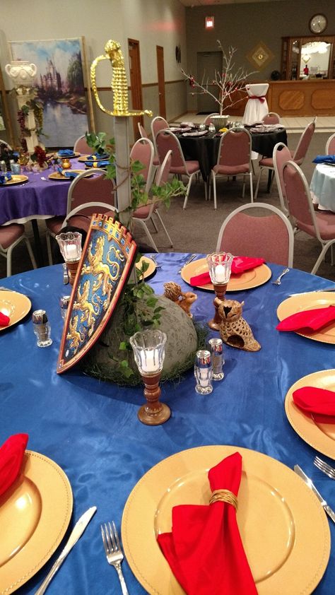 Medieval Centerpieces Diy, Medieval Party Ideas Decoration, Medieval Centerpieces, Medieval Table Setting, Medieval Table Decor, Vikings Party Decorations, Medieval Table Decorations, Midevil Table Settings, Medieval Birthday Party Decorations