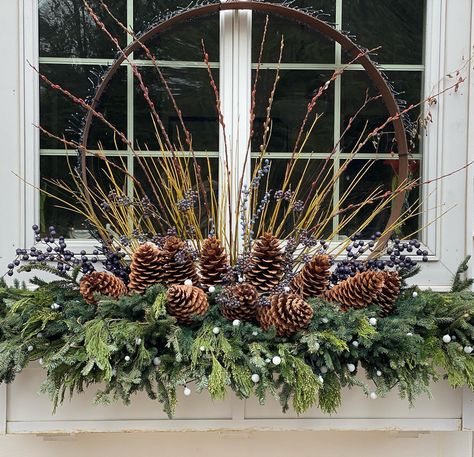 Julkransar Diy, Christmas Window Boxes, Winter Window Boxes, Outdoor Christmas Planters, Winter Planter, Window Box Flowers, Christmas Planters, Winter Window, Front Porch Christmas Decor Ideas