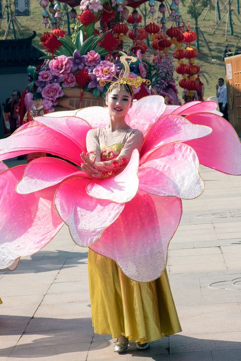 Flower Festival Costume, Giant Flower Costume, Flower Dance Costume, Lotis Flower, Flower Costume Diy, Spring Costume, Purim Costumes, Nutcracker Costumes, Fashion Show Themes