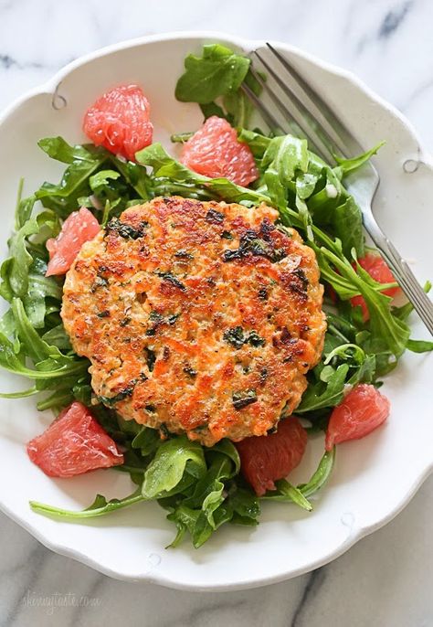 Wild salmon, quinoa, and kale – these burgers are not only super healthy, loaded with good-for-you omegas and tons of protein they also taste delicious and are easy to make. Quinoa Burger, Salmon Quinoa, Quinoa Burgers, Fitness Pal, Healthy Salmon, Fit Foodie, Salmon Patties, Skinny Taste Recipes, Think Food