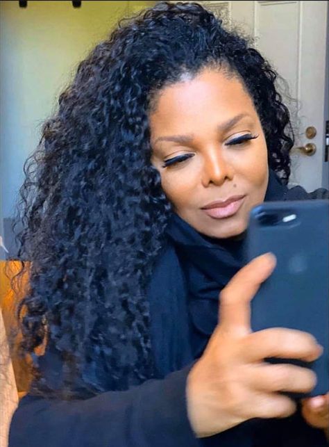 Mariah Carey Dress, Janet Jackson 90s, Janet Jackson Baby, Janet Jackson Videos, Jo Jackson, Photos Of Michael Jackson, Taking A Selfie, Faux Locs Hairstyles, Jackson Family