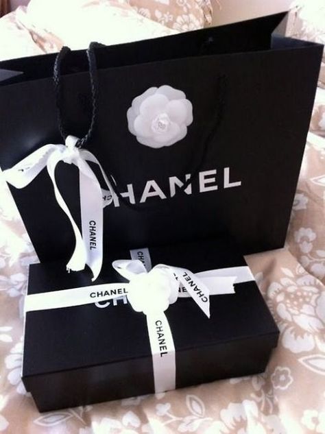 Every Chanel shopping bag is decorated with a white Camellia, which was Coco Chanel's favorite flower. Die hard Chaneliacs collect these too. Chanel 2015, Perfume Chanel, Shopping Spree, Retail Therapy, Tiffany Blue, Womens Purses, Coco Chanel, Black Aesthetic, Go Shopping