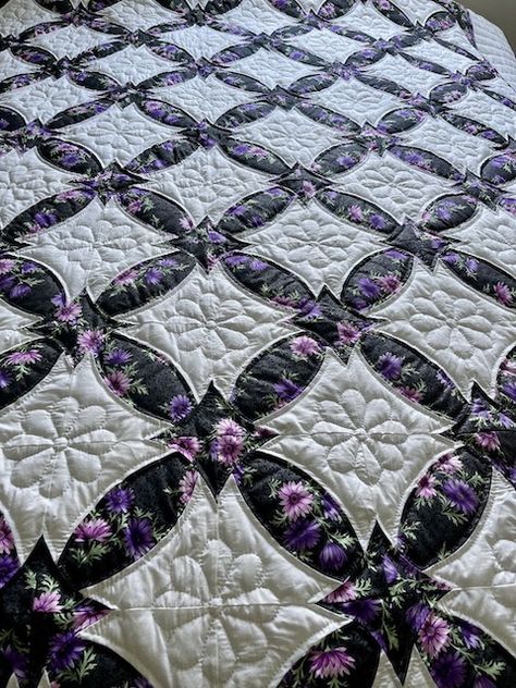 Amish Hexagon Quilt, Circle Of Geese Quilt Pattern Free, Amish With A Twist Quilt Patterns, Wedding Ring Pattern, Medalian Quilts Patterns, Canadian Quilts, Amish Quilt Patterns Black Backgrounds, Amish Quilt Patterns, Quilted Bag Patterns