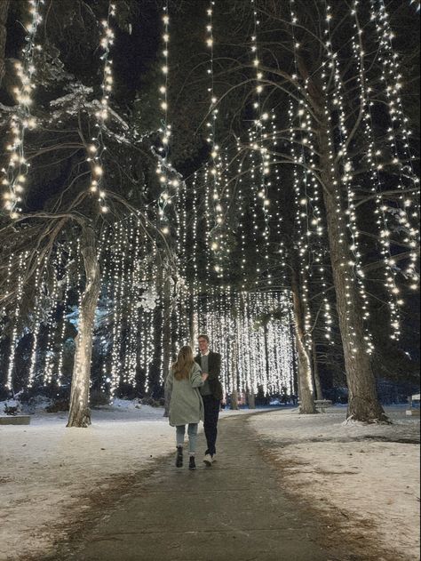 Winter Proposal Aesthetic, Fairytale Proposal Ideas, March Proposal Ideas, Winter Proposals Ideas, Christmas Time Proposal Ideas, Ski Resort Proposal, New York Christmas Proposal, Pretty Proposal Ideas, Winter Wonderland Proposal