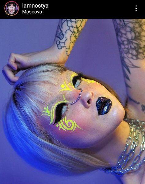 Rave Face Paint, Neon Face Paint, Uv Makeup, Festival Face Paint, Punk Makeup, Neon Makeup, Makeup Face Charts, Face Art Makeup, Graphic Makeup