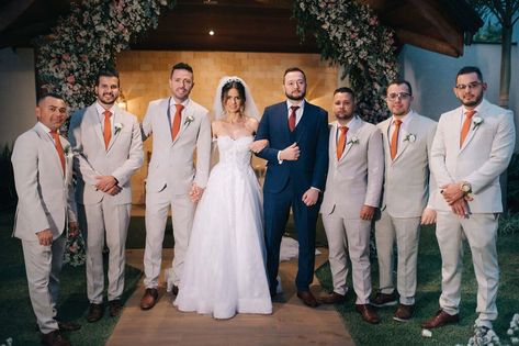 Casamento romântico na cidade ganha paleta com terracota e rosa Wedding Theme Colors, Wedding Outfit, Wedding Inspo, Bridal Party, Wedding Cards, Color