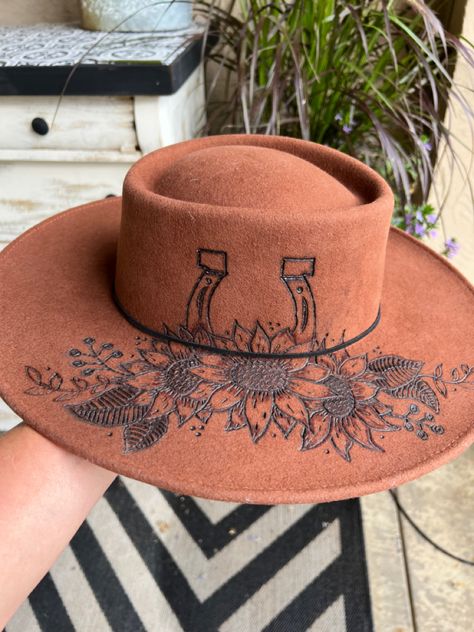 Felt Burnt Hats, Leather Burned Hats, Woodburning Felt Hats, Burning Hat Ideas, Cheetah Print Burned Hat, Burn Felt Hat, Western Burned Hat, Cowboy Hat Painting Ideas, How To Burn Designs In Hats