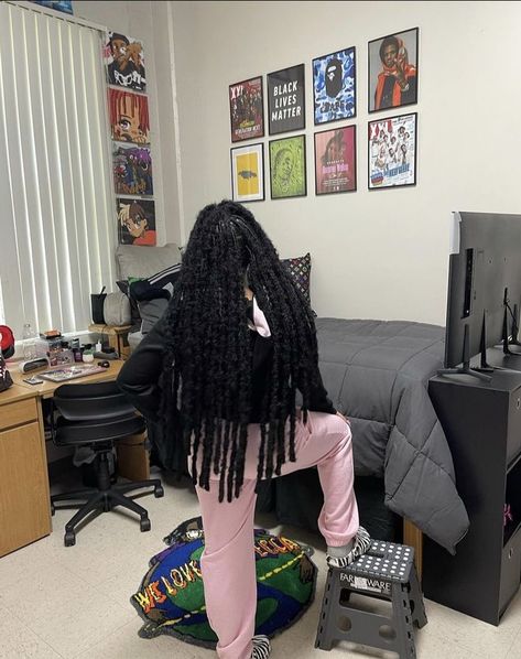 Dorm Room Themes, College Dorm Room Inspiration, Dream Dorm Room, Sneakerhead Room, Dorm Room Styles, Dorm Style, Hypebeast Room, Dorm Inspiration, Dorm Room Diy