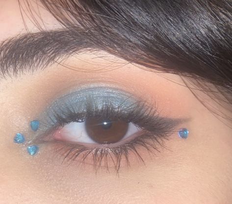 Maddy Euphoria Blue Makeup, Simple Makeup Looks Blue Eyeshadow, Maddy Blue Eyeshadow, Makeup Looks With A Blue Dress, Blue Makeup Simple Looks, Cute Blue Makeup Looks Simple, Blue Cheer Makeup, White Make Up Aesthetic, Simple Eye Makeup For Blue Eyes