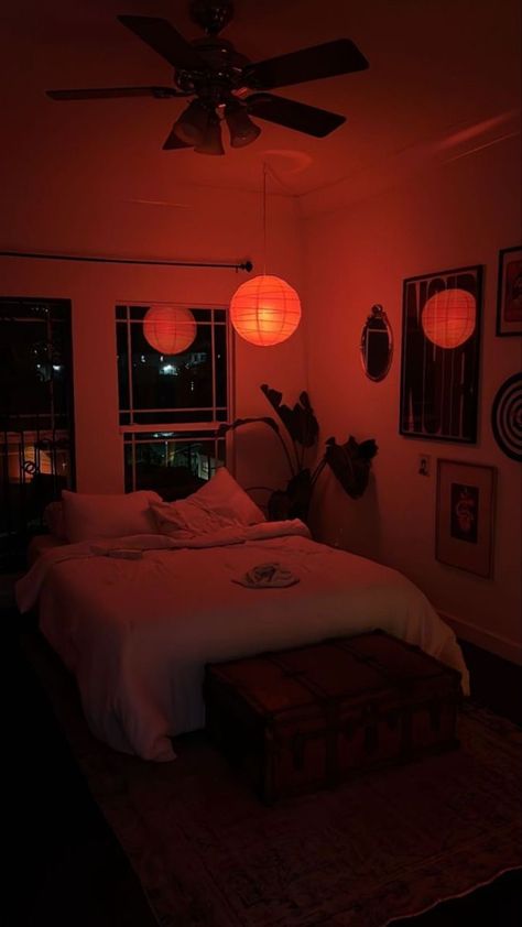 Cute Apartment Rooms Bedrooms, Minimalistic Apartment Design, Dark Aesthetic Decor Living Room, Light Fixtures For Bedroom Ceiling, Relaxing Apartment Decor, Bedroom Aesthetic Eclectic, Mid Century Dorm Room, Dark Room Vibes, Japanese Aesthetic Decor