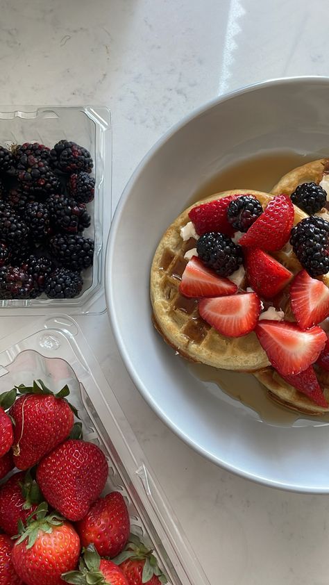 Breakfast Waffles Aesthetic, Waffles And Fruit, Waffles With Fruit, Waffle Aesthetic, Aesthetic Strawberries, Waffles Aesthetic, Fruits Aesthetic, Eggo Waffles, Weekend Food