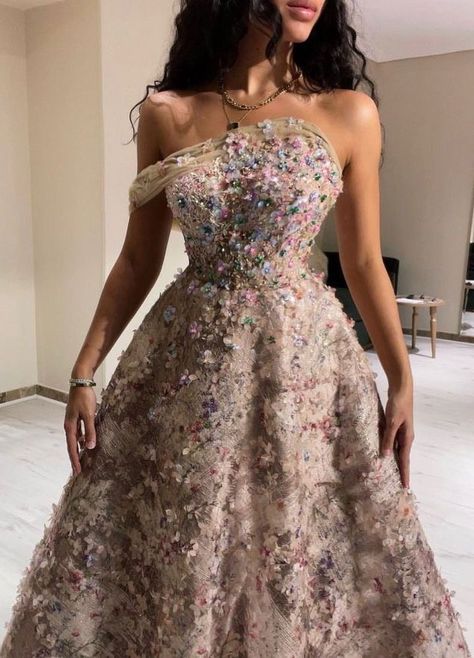 Bride Dress Simple, Ellie Saab, Ankara Dress Styles, Classy Wedding Dress, Stylish Wedding Dresses, Classy Prom Dresses, Bride Sister, Fancy Dresses Long, Elegant Dresses Classy