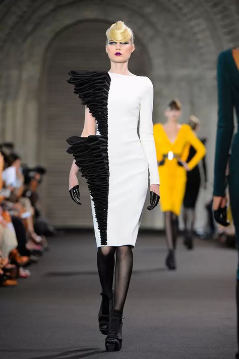 Look 4 Old School Fashion, Origami Fashion, Stephane Rolland, School Fashion, White Fashion, Couture Dresses, Fashion Details, Pleated Dress, Couture Fashion