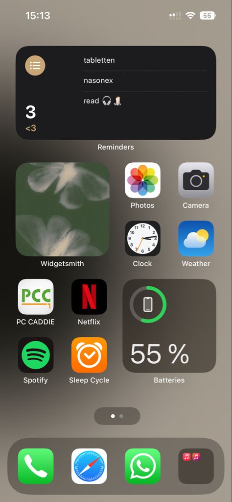 Ios 16 Homescreen Aesthetic, Home Screen Ideas Black, Ios Home Screen Ideas, Ios 16 Homescreen, Homescreen Organization, Layout Phone, Iphone Ideas, Aesthetic Ios, Phone Deals