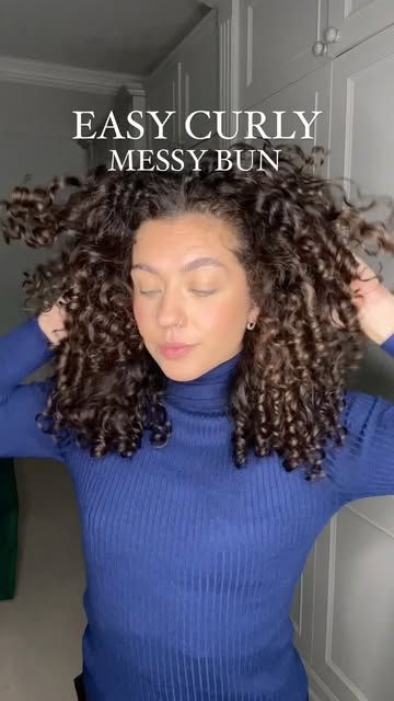 Easy Hairstyles For Damaged Curly Hair, Messy Bun Curly Hair, Mini Claw Clips, Damaged Curly Hair, Messy Curly Bun, Curly Hair Ideas, Curly Bun, Curly Hair Tutorial, Messy Buns