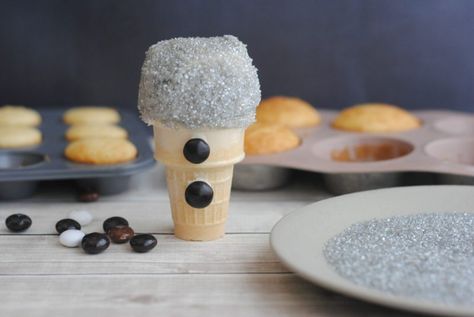 Sing Movie Inspired Microphone Cupcakes Recipe- make these super fun microphone cupcakes for your family to SING along with the movie! Microphone Cupcakes, Sing Party, Sing Movie, Karaoke Night, Movie Night Snacks, Movie Snacks, Birthday Party Food, Cake Icing, Theme Parties