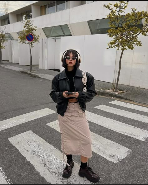 Cargo Pants Outfit Fall Street Styles, Outfits With Cargo Skirts, Cargo Skirt Winter Outfit, Cargo Dress Outfit, Dress Leather Jacket Outfit, Cargo Jacket Outfit, Gorpcore Girl, Gorpcore Outfit, Gorpcore Fashion