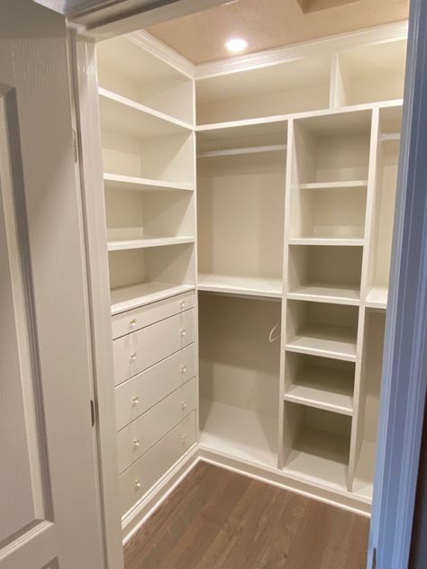 Closet Organization Ideas Square, Small Walk In Closet With Desk, Small Walk In Closet Ideas Square, Square Closet Ideas, Small Square Closet Organization, Small Walkin Closet Organization Ideas, Small Square Walk In Closet Ideas, Small Square Closet, Small Square Closet Ideas