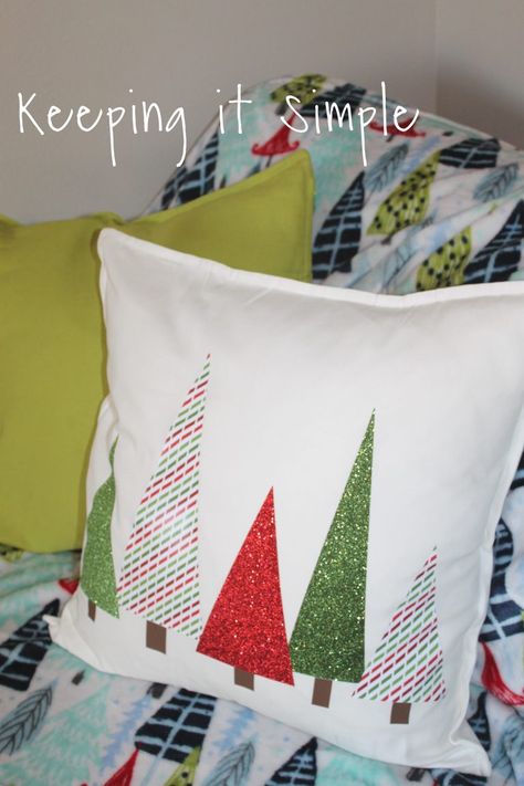 Cricut Pillows, Christmas Pillow Ideas, Christmas Handicrafts, Pallet Snowman, Christmas Pillows Diy, Making Pillows, Quilt Pillows, Xmas Pillows, Easy Christmas Ornaments