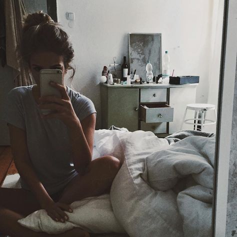 ☼ ☾pinterest | Itsmypics Good Selfie Captions, Bed Picture, Woman Bedroom, Brunette Woman, Photo Poses For Couples, Best Photo Poses, Mirror Pic, Blonde Women, Selfie Ideas