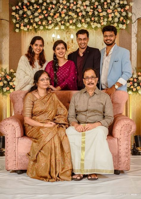 Top Family Wedding Photos!! Family Studio Photography, Wedding Caricature, Family Photoshoot Poses, Family Wedding Photos, Family Portrait Poses, Caricature From Photo, Indian Family, Family Photoshoot Outfits, Marriage Photos