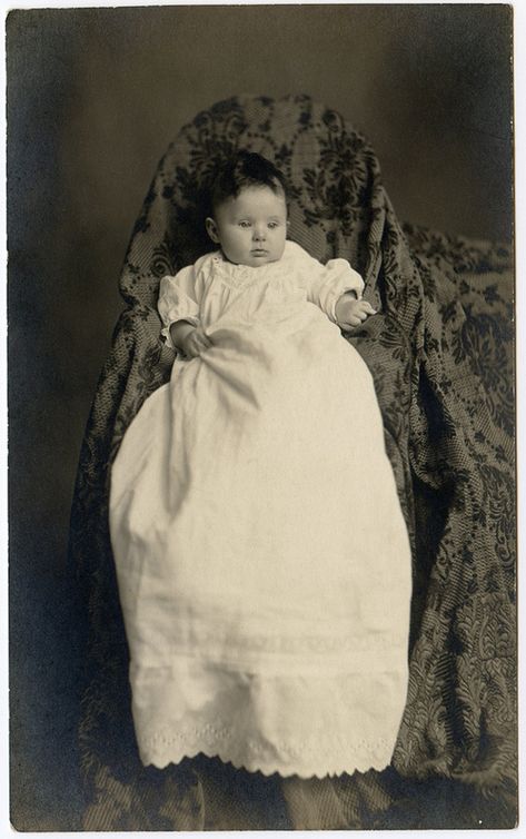 Mother Photos, Vintage Children Photos, Mother Pictures, Victorian Photos, Post Mortem, Turn Of The Century, Modern Photography, Antique Photos, A Chair