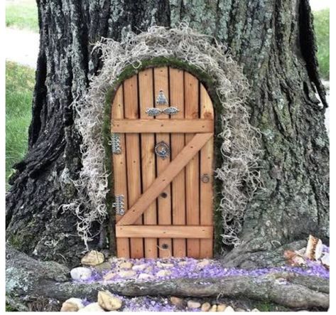 Cute Fairy Door! Elf Doors, Door Gnome, Fairy Garden Art, Fairy Doors On Trees, Wooden Fairy, Fairy Garden Doors, Fairy Tree Houses, Handmade Birdhouses, Gnome Door