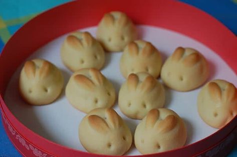 Food Too Cute to Eat ~ https://steamykitchen.com Bunny Rolls, Bunny Bread, Bunny Cookies, Easter Dinner, Japanese Sweets, Bread Rolls, Dinner Rolls, Easter Recipes, Cute Food