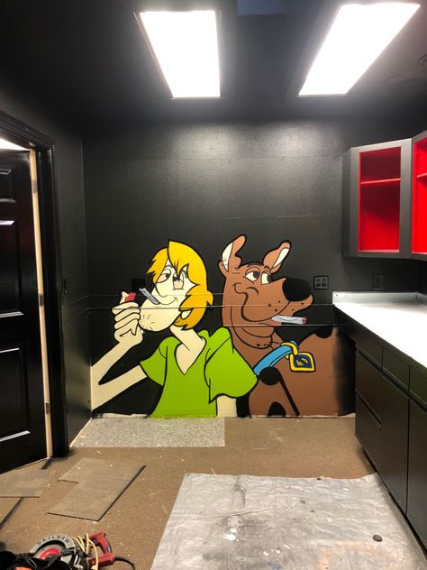 Scooby Doo High Painting, Scooby Doo Room Ideas, Scooby Doo Graffiti, High Characters Painting, Wall Drawings Ideas, Scooby Doo High, Scooby Doo Bedroom, Graffiti Room Ideas, Scooby Doo Painting