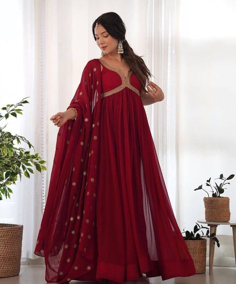 Long Anarkali Dress, Heavy Dupatta, Long Anarkali, Gown With Dupatta, Cotton Gowns, Designer Anarkali, Gown Pattern, Anarkali Gown, Sleeveless Gown