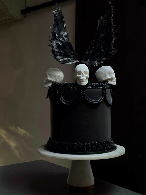 Gothic Birthday Cakes, Scary Cakes, Gothic Cake, Spooky Cake, Postres Halloween, Skull Cake, Paper Wings, Black Cake, Halloween Food Treats