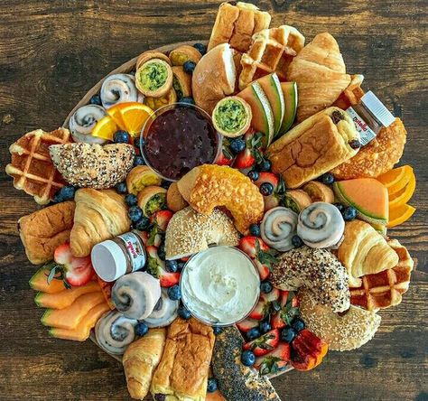 Muffin Charcuterie Board Ideas, Brunch Boards, Business Bestie, Sweet Board, Breakfast Board, Food Buffet, Party Food Buffet, Charcuterie Inspiration, Charcuterie Recipes