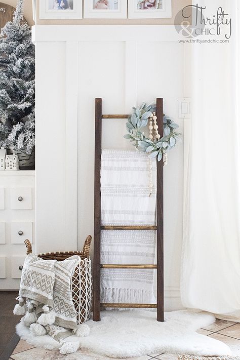 Old Window Frames Without Glass Ideas, Diy Wood Ladder, Blanket Ladder Decor, Ladder Ideas, Cozy White Cottage, Easy Blanket, Quilt Ladder, Modern Luxury Living Room, Rock Fountain