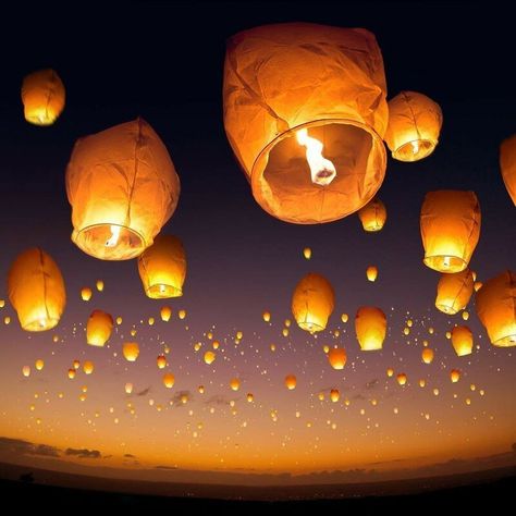 Chinese Floating Lanterns, Tissue Paper Lanterns, Lantern Wallpaper, Wish Lanterns, Animation Photo, Flying Lantern, Chinese Paper Lanterns, Floating Lanterns, Paper Candle